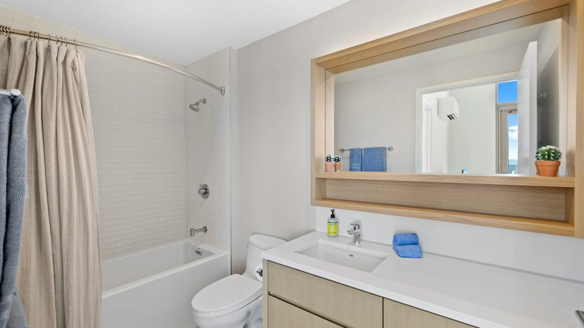 New Luxury Penthouse! Sky Ala Moana 2Bedroom Honolulu