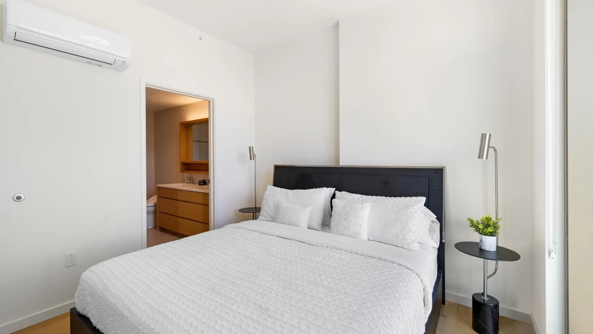 New Luxury Penthouse! Sky Ala Moana 2Bedroom Honolulu