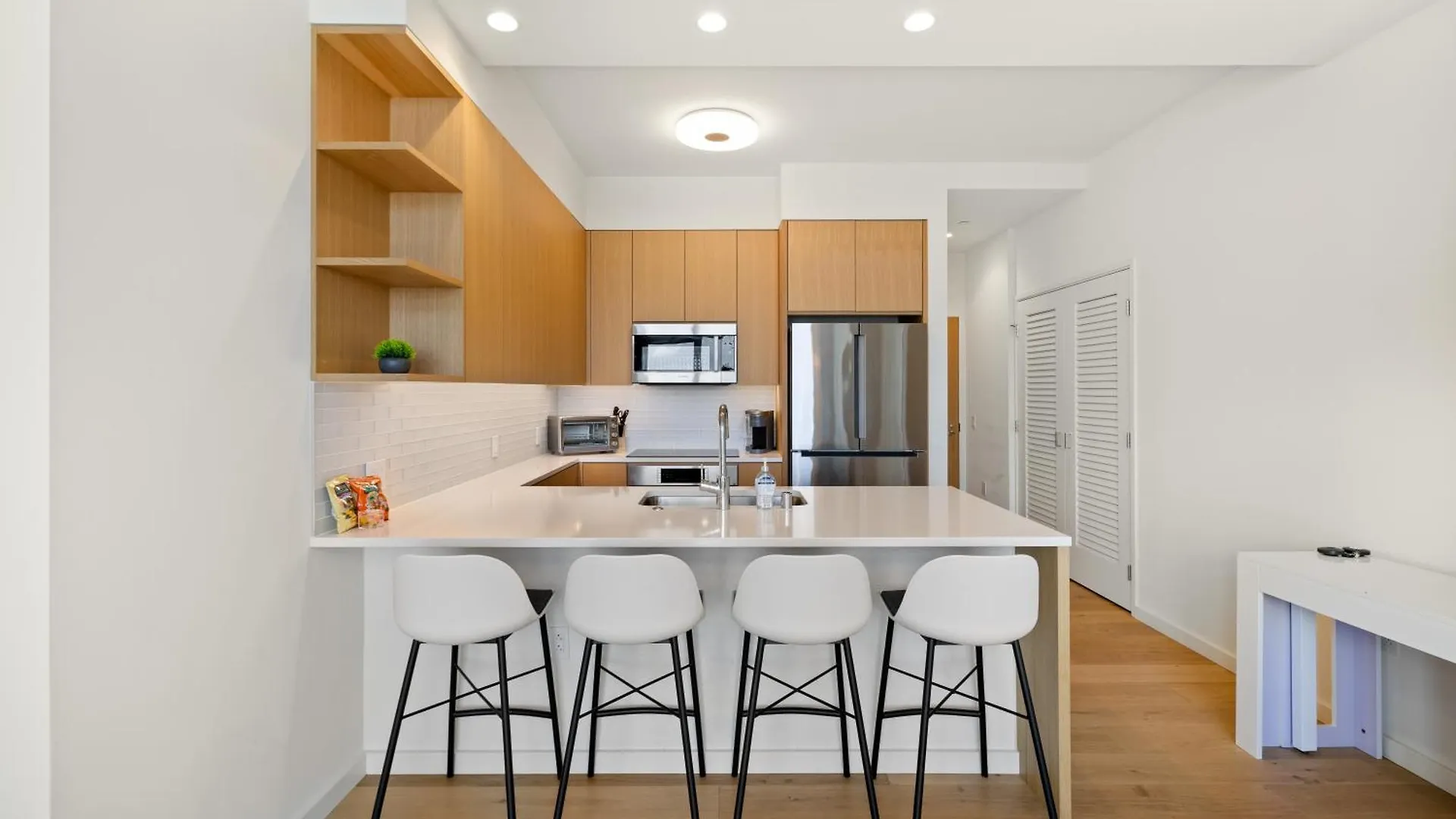 New Luxury Penthouse! Sky Ala Moana 2Bedroom Honolulu